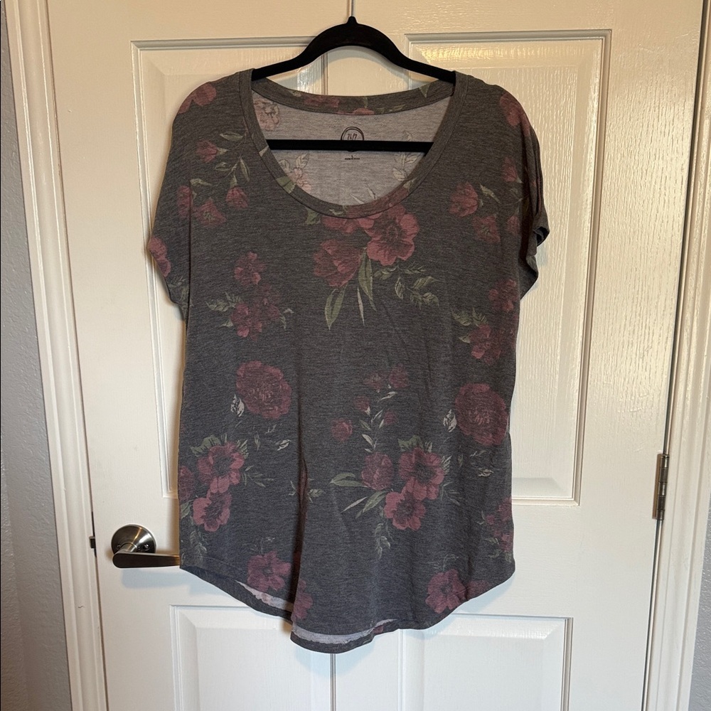 Maurices Gray Scoop Neck Short Sleeve Top with Pink Floral Print